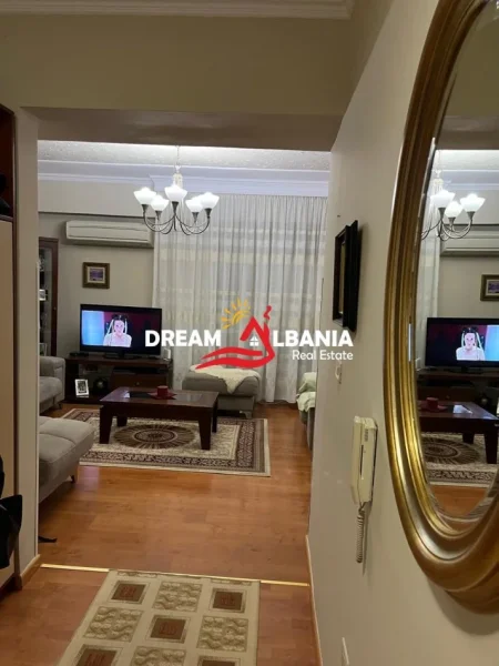 Tirane, jepet me qera apartament 2+1+Ballkon Kati 3, 110 m² 800 € (Ne Bllok - ID 42215189)