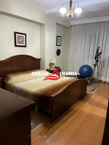 Tirane, jepet me qera apartament 2+1+Ballkon Kati 3, 110 m² 800 € (Ne Bllok - ID 42215189)
