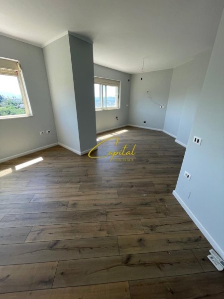 Tirane, shitet apartament 3+1 Kati 4, 124 m² 136.400 € (FRESKU)