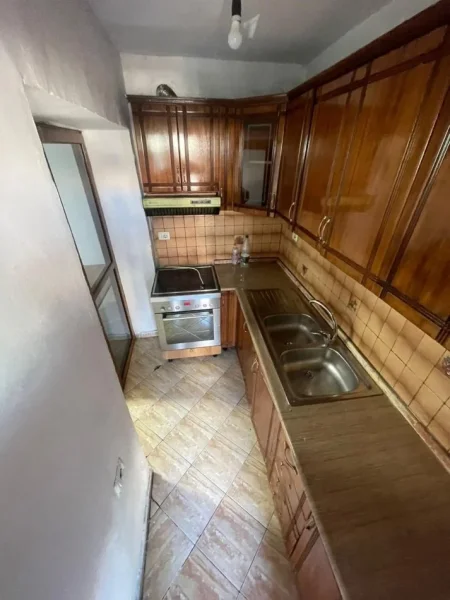 Tirane, jepet me qera apartament 1+1+Ballkon Kati 2, 85 m² 350 € (RRUGA BARDHYL)