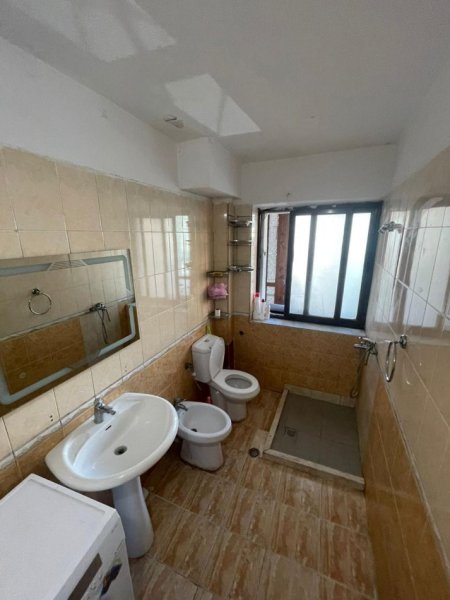 Tirane, jepet me qera apartament 1+1+Ballkon Kati 2, 85 m² 350 € (RRUGA BARDHYL)