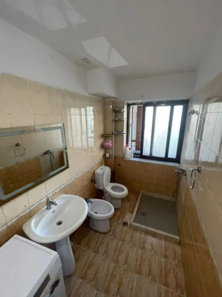 Tirane, jepet me qera apartament 1+1+Ballkon Kati 2, 85 m² 350 € (RRUGA BARDHYL)