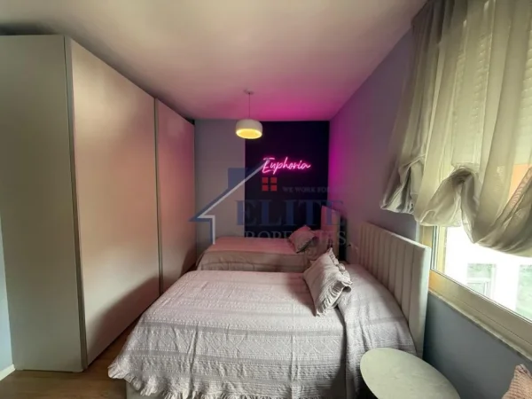 Tirane, jepet me qera apartament 2+1+Ballkon Kati 2, 100 m² 700 € (Ish Tregu Eletrik)