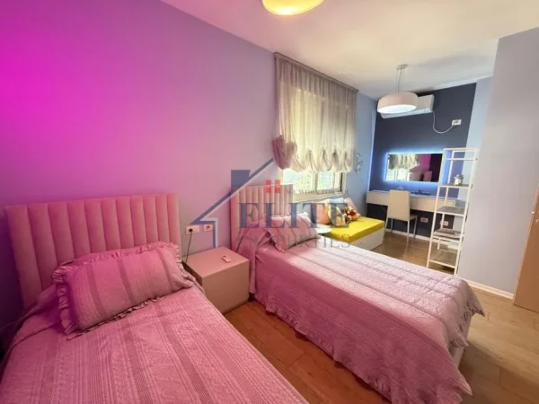 Tirane, jepet me qera apartament 2+1+Ballkon Kati 2, 100 m² 700 € (Ish Tregu Eletrik)