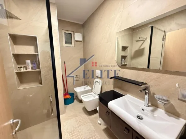 Tirane, jepet me qera apartament 2+1+Ballkon Kati 2, 100 m² 700 € (Ish Tregu Eletrik)