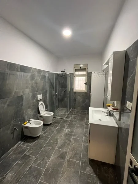 Tirane, jepet me qera Vile 2 Katshe Kati 2, 2.000 € (Komuna e Parisit)