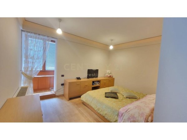 Tirane, jepet me qera apartament 3+1 Kati 5, 160 m² 1.000 € (RRUGA E ELBASANIT!)