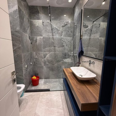 Tirane, jepet me qera apartament 1+1 Kati 8, 70 m² 800 € (Kompleksi Square 21)