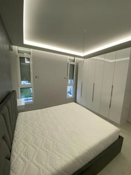 Tirane, jepet me qera 2+1 Kati 3, 90 m² 700 € (fusha aviacionit)