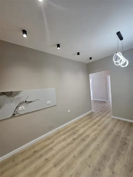 Tirane, shes apartament 2+1+Ballkon Kati 4, 79 m² 195.000 € (pazari i ri)