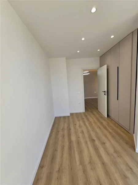 Tirane, shes apartament 2+1+Ballkon Kati 4, 79 m² 195.000 € (pazari i ri)
