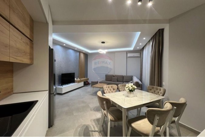 Tirane, jepet me qera 2+1 , 98 m² 750 € (Farmacia 10)