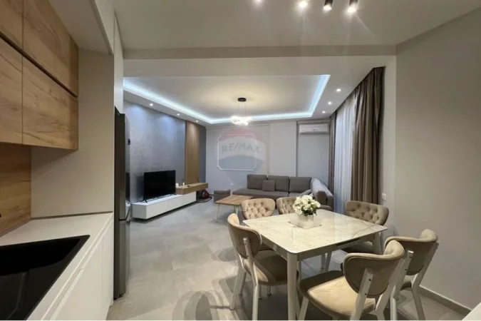 Tirane, jepet me qera 2+1 , 98 m² 750 € (Farmacia 10)