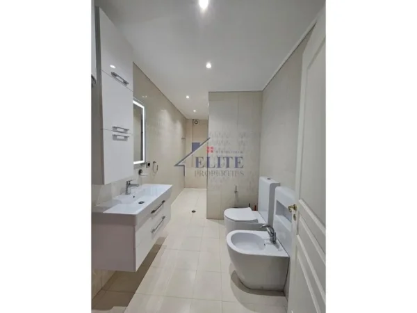 Tirane, jepet me qera zyre Kati 10, 120 m² 1.800 € (Prane RTSH-se)