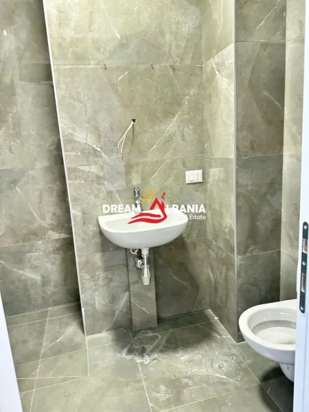 Tirane, jepet me qera zyre Kati 8, 83 m² 550 € (Ne rrugen e Dibres - ID 42611285)