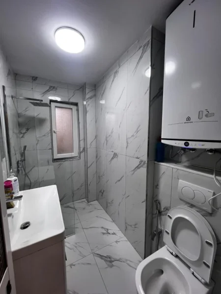 Tirane, jepet me qera apartament 1+1 Kati 2, 100 m² 500 € (Rruga Idriz Dollaku)