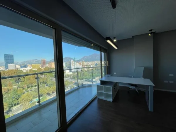 Tirane, jepet me qera zyre Kati 12, 167 m² 3.000 € (ISH BLLOKU)