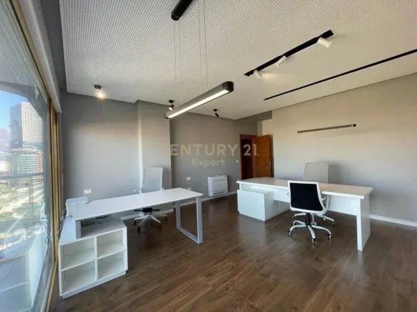 Tirane, jepet me qera zyre Kati 12, 167 m² 3.000 € (ISH BLLOKU)