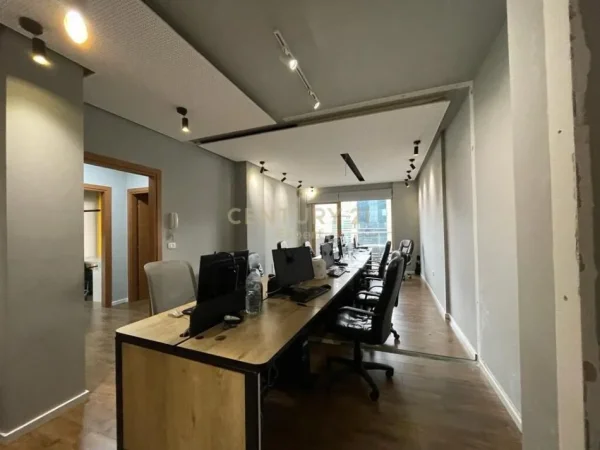 Tirane, jepet me qera zyre Kati 12, 167 m² 3.000 € (ISH BLLOKU)