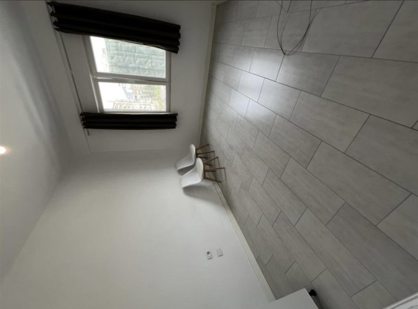 Tirane, ndarje qeraje ambjent biznesi Kati 3, 25 m² 280 € (Prane Square 21)