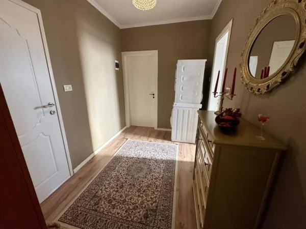 Tirane, shitet apartament 1+1+Ballkon Kati 5, 63 m² (Ish Parku i Autobusave)