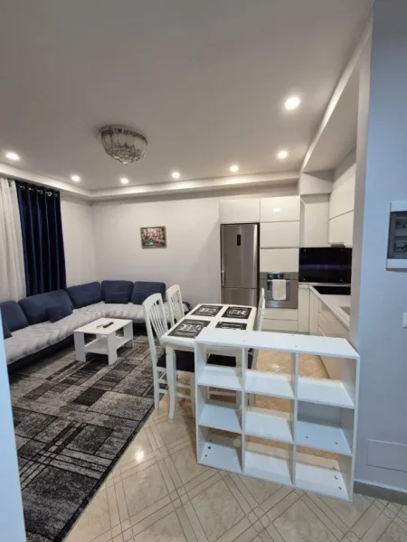 Tirane, jepet me qera apartament 1+1+Aneks Kati 5, 60 m² 450 € (rruga 5 maji)