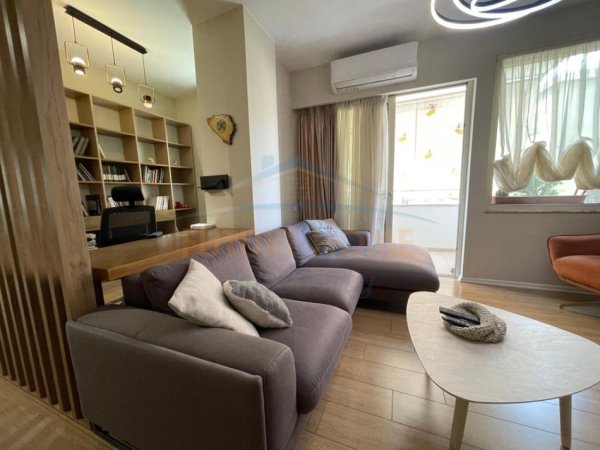 Tirane, jepet me qera apartament 2+1+Ballkon Kati 2, 91 m² 700 € (Tregu Elektrik)