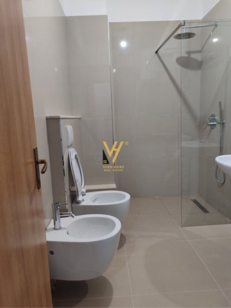 Tirane, jepet me qera apartament 2+1+Ballkon Kati 1, 102 m² 600 € (LIQENI I THATE)
