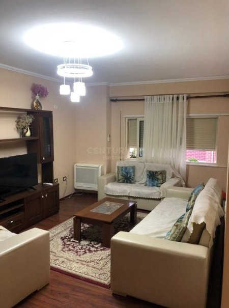 Tirane, jepet me qera apartament 2+1+Aneks+Ballkon Kati 3, 100 m² 450 € (Ali Demi)