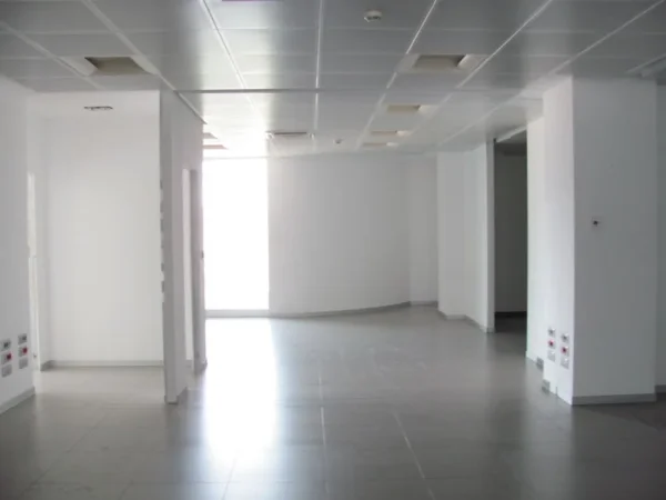 Tirane, jepet me qera zyre Kati 4, 90 m² 600 € (zogu i zi)