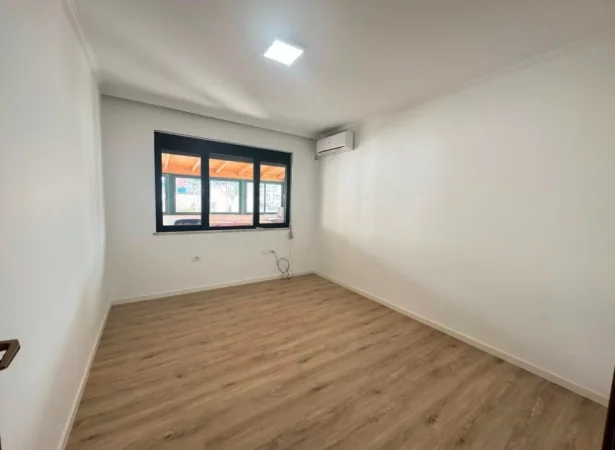 Tirane, jepet me qera zyre Kati 4, 160 m² 1.500 € (Prane LSI, Blllok)