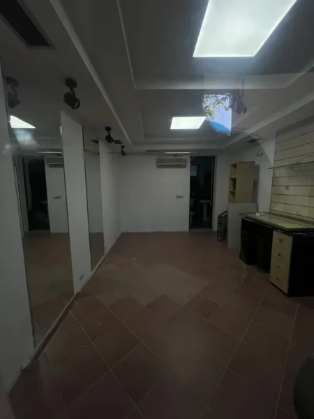 Tirane, jepet me qera ambjent biznesi Kati 0, 30 m² 500 € (ali demi)