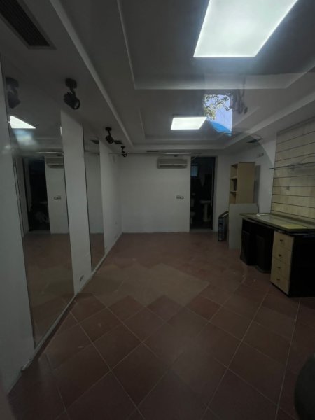 Tirane, jepet me qera ambjent biznesi Kati 0, 30 m² 500 € (brryli)
