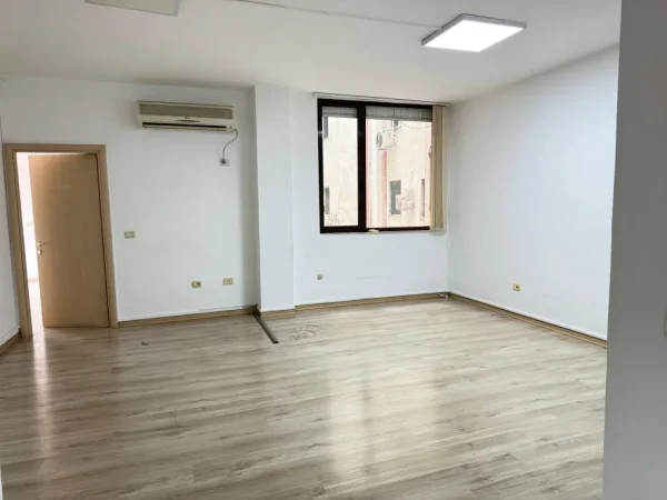 Tirane, jepet me qera zyre Kati 3, 210 m² 2.250 € (Rruga ismail qemali)