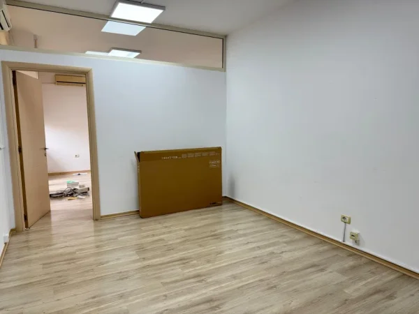 Tirane, jepet me qera zyre Kati 3, 210 m² 2.250 € (Rruga ismail qemali)