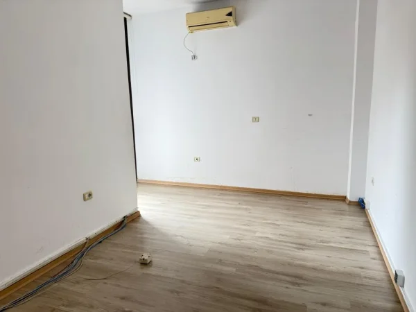 Tirane, jepet me qera zyre Kati 3, 210 m² 2.250 € (Rruga ismail qemali)