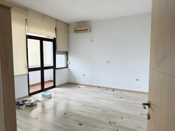 Tirane, jepet me qera zyre Kati 3, 210 m² 2.250 € (Rruga ismail qemali)
