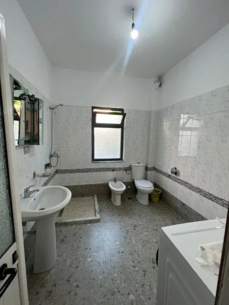 Tirane, jepet me qera shtepi 2+1+Ballkon Kati 2, 110 m² 400 € (Vilat Amerikane)