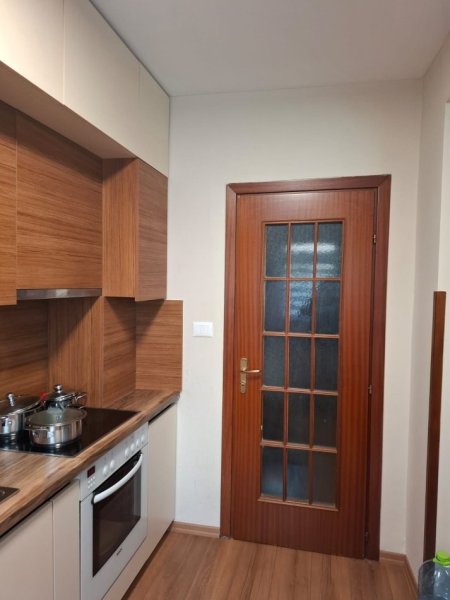 Tirane, jepet me qera apartament 1+1+Ballkon Kati 3, 75 m² 500 € (ish parku)
