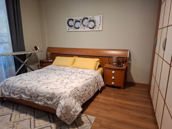 Tirane, jepet me qera apartament 1+1+Ballkon Kati 3, 75 m² 500 € (ish parku)