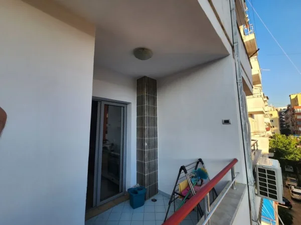Tirane, jepet me qera apartament 1+1+Ballkon Kati 3, 77 m² 350 € (Foto Xhavella)