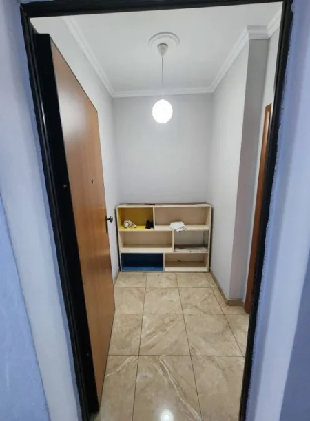 Tirane, jepet me qera apartament 1+1+Ballkon Kati 3, 77 m² 350 € (Foto Xhavella)