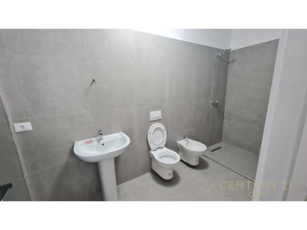 Tirane, jepet me qera apartament 2+1+2 +post parkimi Kati 3, 109 m² 800 € (Kodra e Diellit 2)