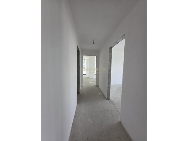 Open Space + Parkim Me Qira Kati 2, 187 m² 2.000 € (Lake View, Liqeni)