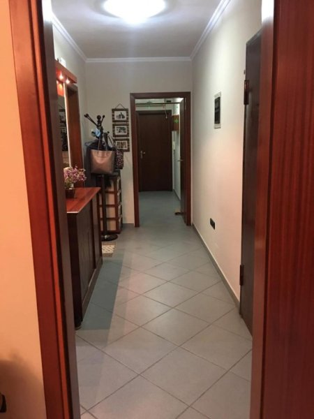 Tirane, jepet me qera apartament 1+1 Kati 3, 100 m² 530 € (Mine Peza)