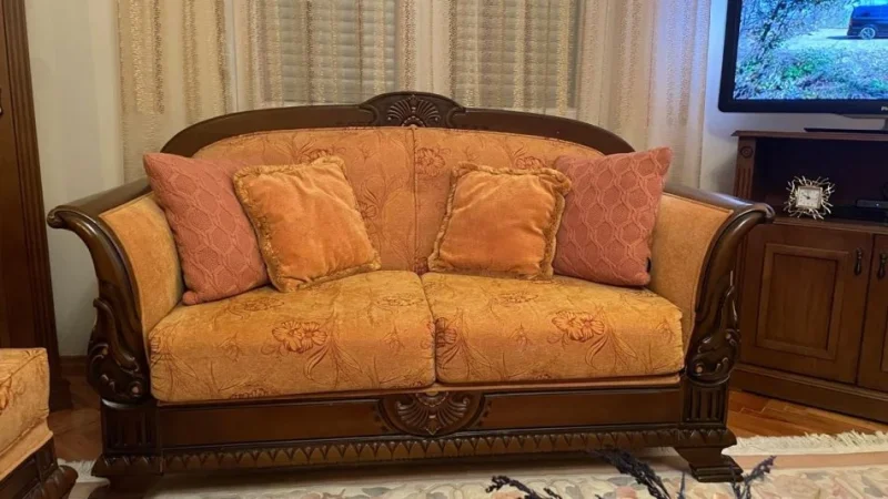 Prizren, shes  komplet mobiljesh për sallon –  stil klasik dhe elegant 1.250 € Cmimi esht i diskutushem .