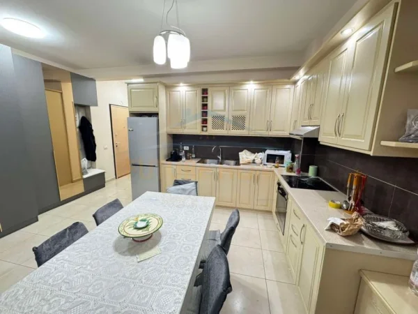 Tirane, jepet me qera apartament 1+1+Ballkon Kati 6, 75 m² 500 € (Unaza e Re)