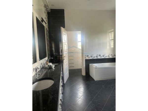 Tirane, jepet me qera Vile 5+1+Ballkon , 400 m² 5.000 € (Rolling Hills)