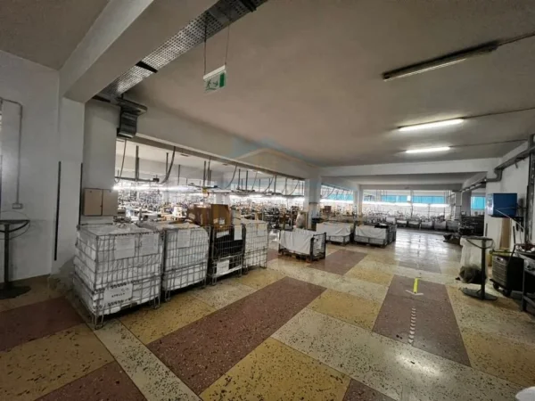 Durres, jepet me qera ambjent biznesi Kati 2, 5.000 m² 5.000 € (Shkozet)