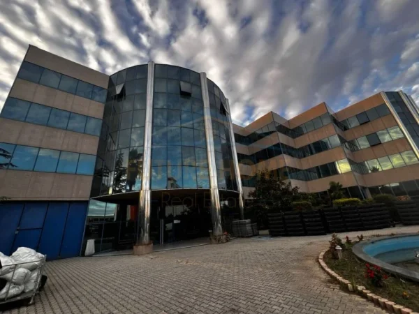 Durres, jepet me qera ambjent biznesi Kati 2, 5.000 m² 5.000 € (Shkozet)